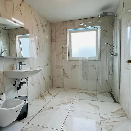 Emona ゲストハウス 2*