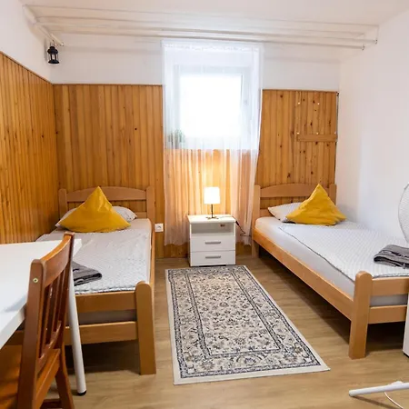 Emona ゲストハウス