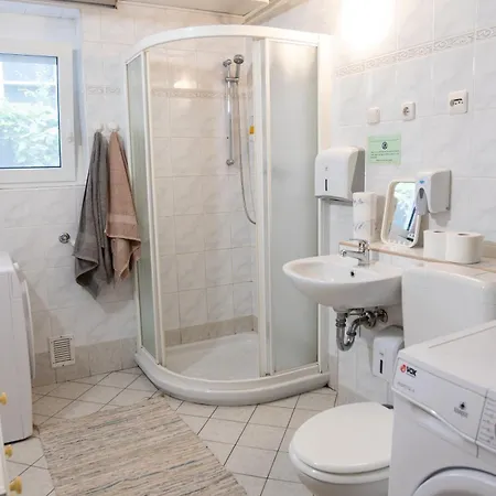 Emona ゲストハウス 2*