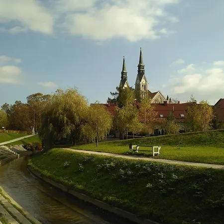 ゲストハウス Emona 2*