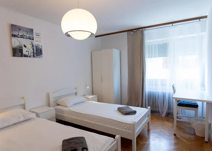 Emona Πανσιόν