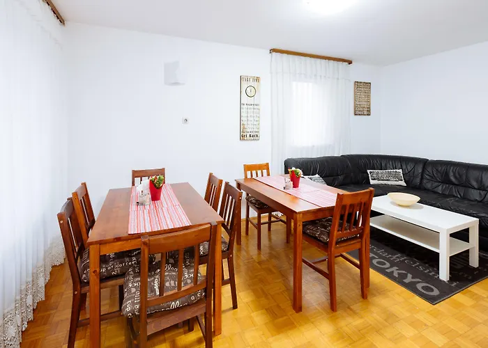 Emona Πανσιόν