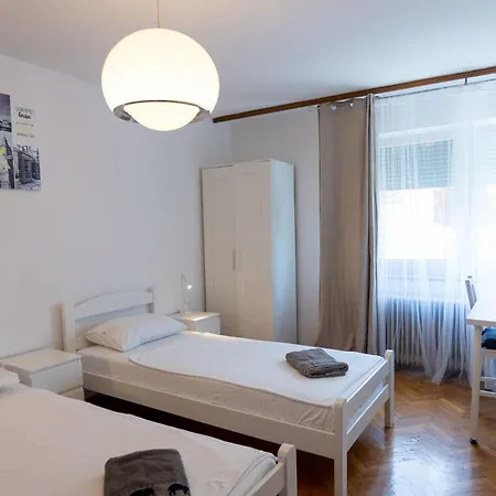 Emona ゲストハウス