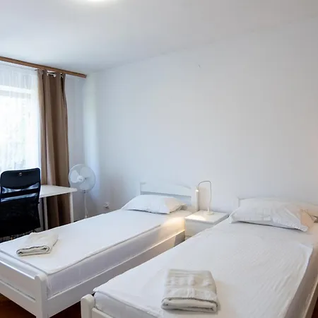 Emona ゲストハウス 2*